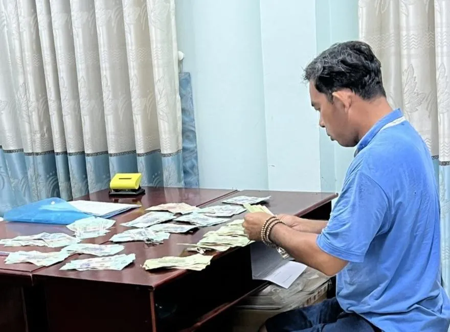 Đối tượng Trịnh Đức Trung và tang vật. Ảnh: CACC