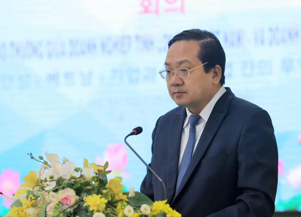 Ông Nguyễn Minh Lâm - PCT UBND tỉnh Long An phát biểu tại hội nghị. Ảnh: HUỲNH DU