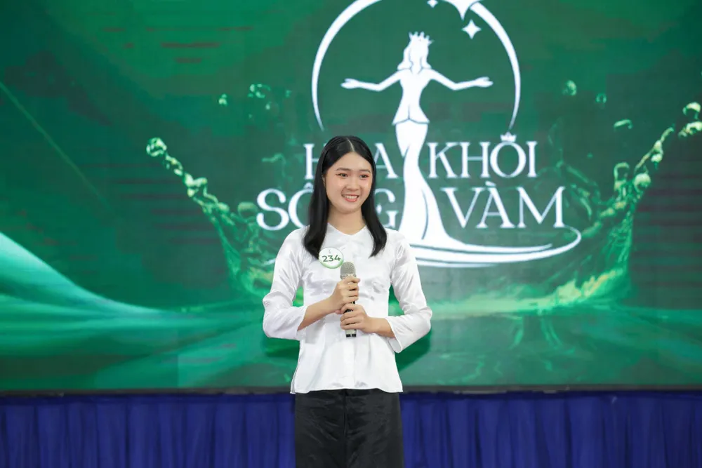 Thí sinh trong áo bà bà ở phần thi ứng xử. Ảnh: CTV