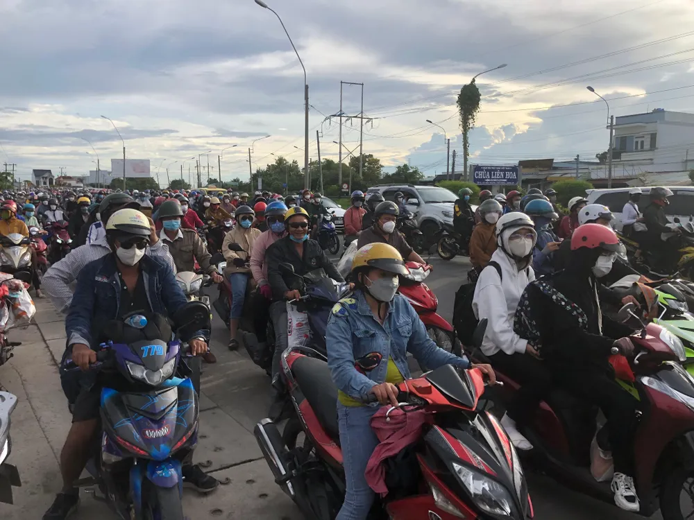 Người dân từ miền Tây trở lại TP.HCM làm việc, ùn ứ khi qua Long An ảnh 1