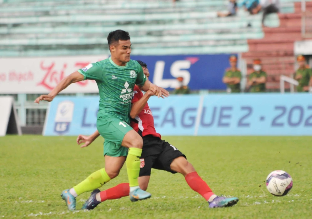 Nỗ lực của các cầu thủ Phù Đổng với bàn rút ngắn tỷ số còn 2-6. Ảnh: TRẦN ANH TUẤN