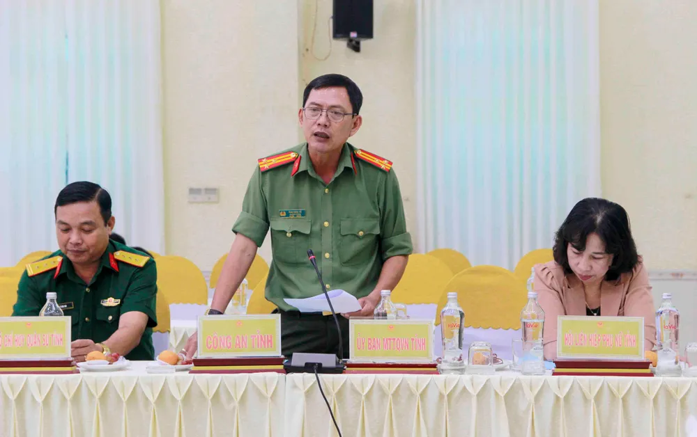 Đại diện Công an tỉnh Long An giải đáp những câu hỏi liên quan đến ngành công an. Ảnh: HUỲNH DU Đại diện Công an tỉnh Long An giải đáp những câu hỏi liên quan đến ngành công an. Ảnh: HUỲNH DU