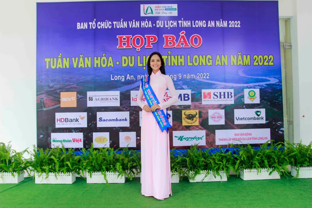 Hoa hậu H’Hen Niê- Đại sứ truyền thông Tuần VH-DL Long An. Ảnh: HUỲNH DU Hoa hậu H’Hen Niê- Đại sứ truyền thông Tuần VH-DL Long An. Ảnh: HUỲNH DU