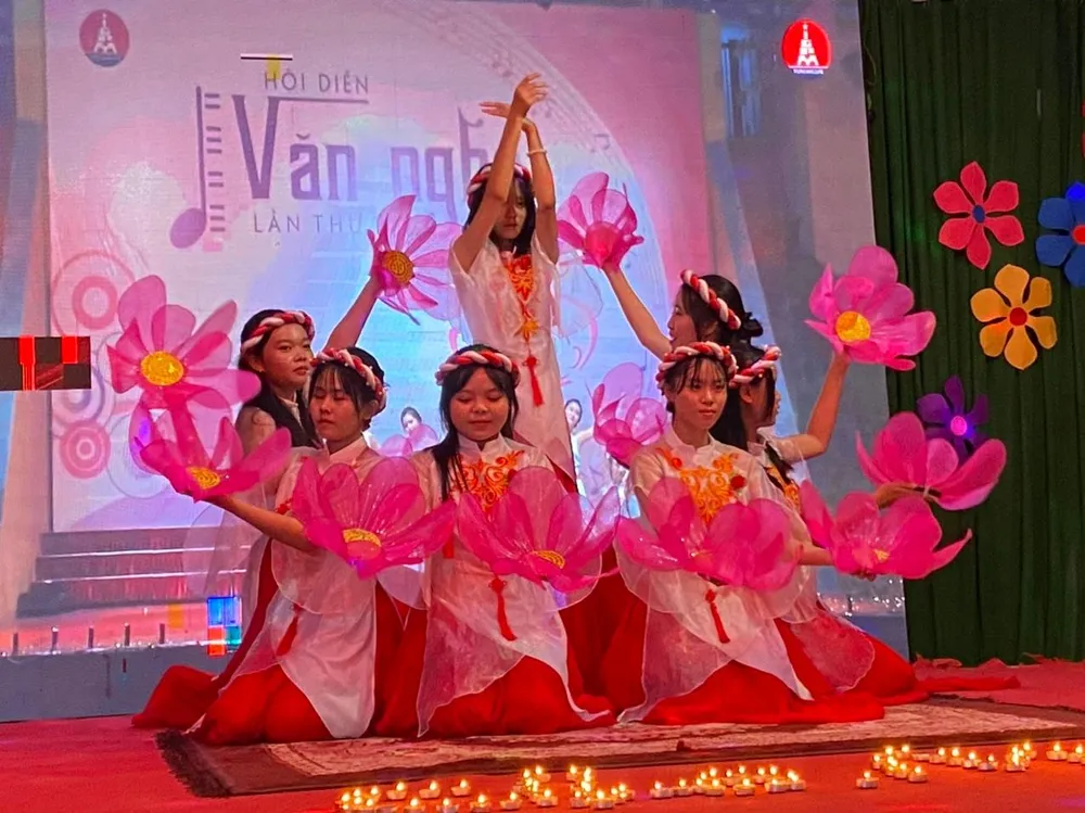 Các em nữ tại mái ấm tham gia diễn văn nghệ đón trung thu. Ảnh: HUỲNH DU