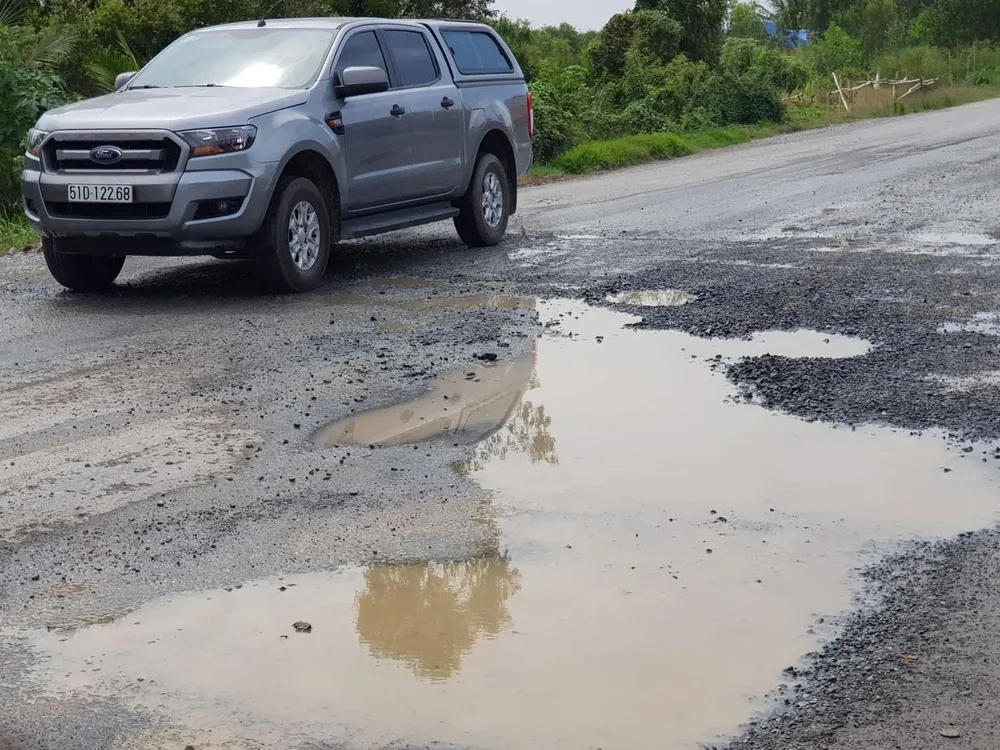 Quốc lộ 62 xuất hiện nhiều ổ voi, ổ gà...Ảnh: CTV