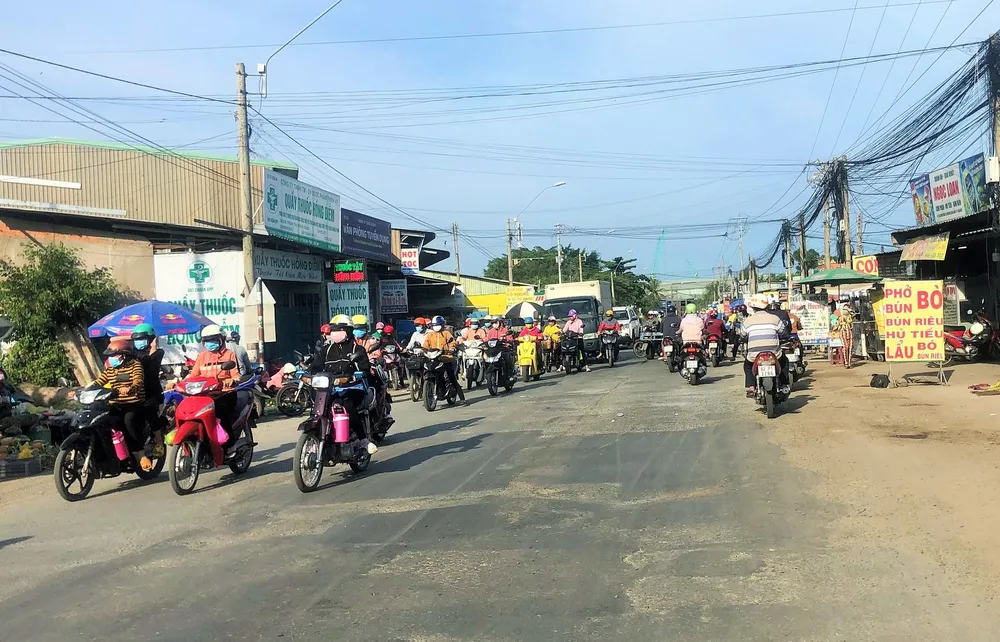 Người dân tỉnh Long An rất mong sớm được nâng cấp sửa chữa quốc lộ 62. Ảnh: HUỲNH DU