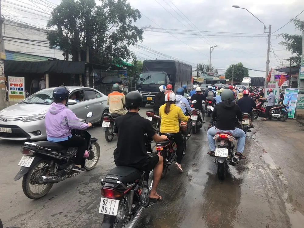 Quốc lộ 62 thường xuyên bị ách tắc, ùn ứ khi mỗi dịp lễ, tết. Ảnh: HUỲNH DU