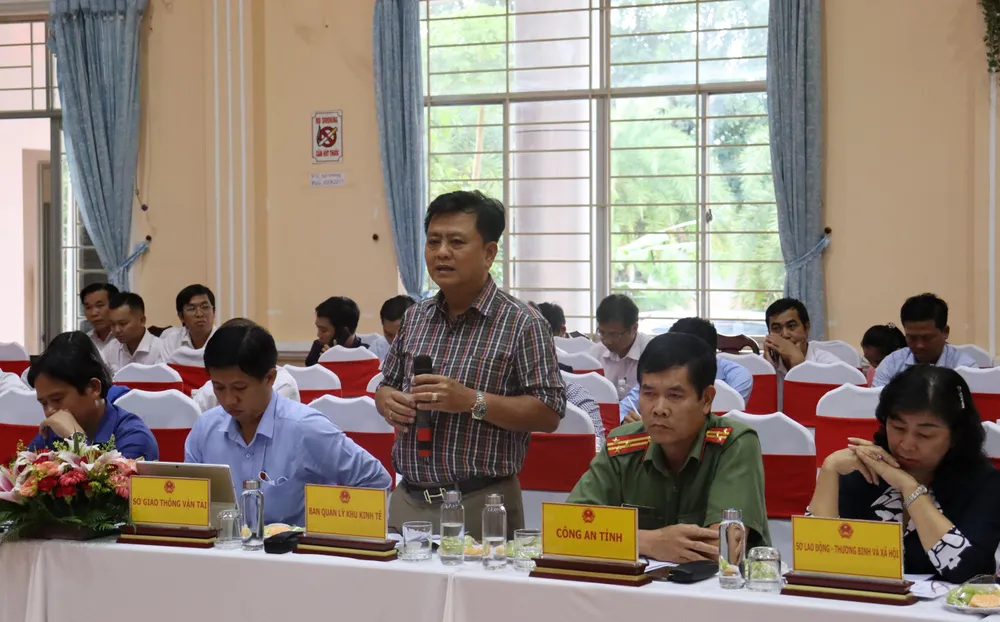 Lãnh đạo Ban quản lý các khu kinh tế phát biểu tại buổi đối thoại. Ảnh: TP