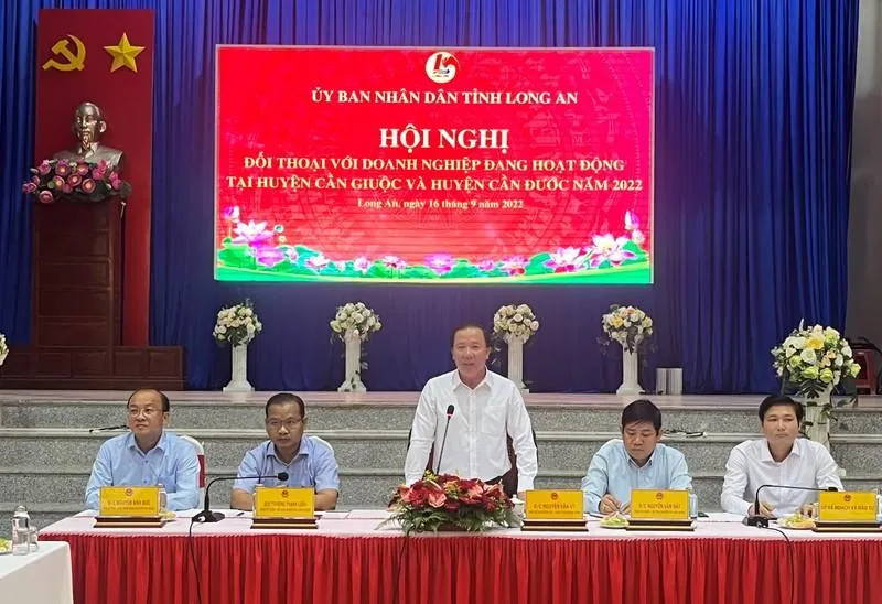 Chủ tịch UBND tỉnh Long An - Nguyễn Văn Út phát biểu tại buổi đối thoại. Ảnh: TP