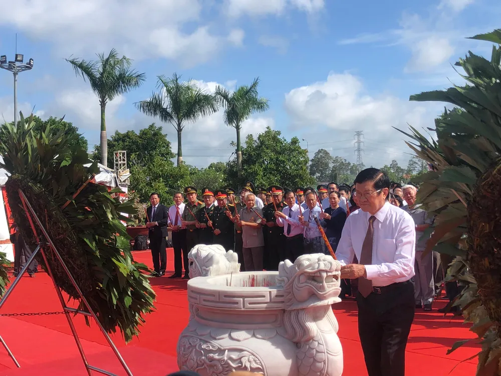 Nguyên Chủ tịch nước Trương Tấn Sang dâng hương tại tượng đài Long An &quot;Trung dũng kiên cường, toàn dân đánh giặc&quot;. Ảnh: HUỲNH DU