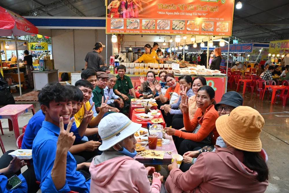 Các du khách đến thưởng thức món ngon tại lễ hội ẩm thực. Ảnh: HD Các du khách đến thưởng thức món ngon tại lễ hội ẩm thực. Ảnh: HD