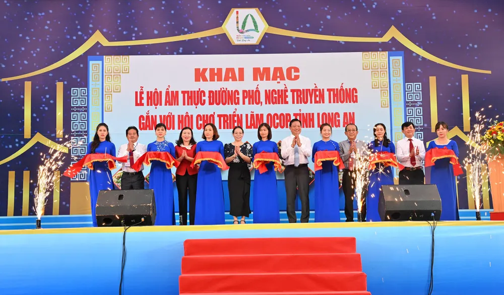 Các đại biểu cắt băng khai mạc lễ hội ẩm thực, nghề truyền thống gắn với hội chợ triễn lãm OCOP tỉnh Long An. Ảnh: HD Các đại biểu cắt băng khai mạc lễ hội ẩm thực, nghề truyền thống gắn với hội chợ triễn lãm OCOP tỉnh Long An. Ảnh: HD