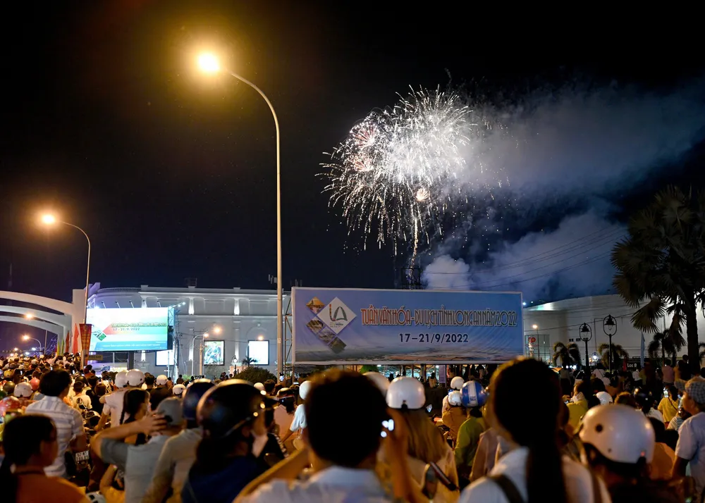 Đông đảo người dân và du khách thưởng thức trình diễn pháo hoa. Ảnh: HD Đông đảo người dân và du khách thưởng thức trình diễn pháo hoa. Ảnh: HD