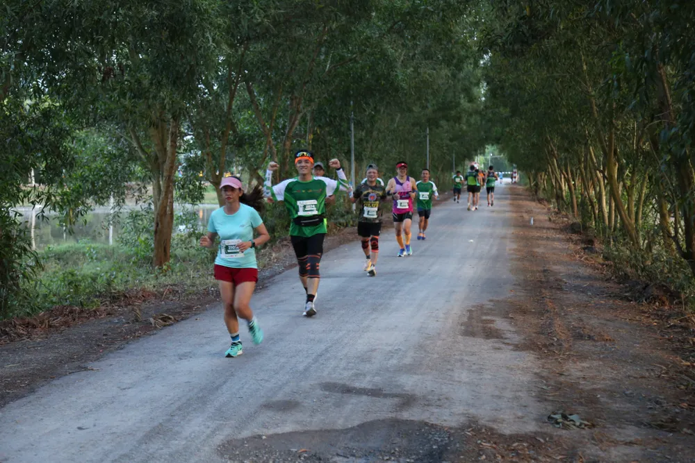 Các VĐV chạy qua những cung đường đẹp làng quê thanh bình của Long An. Ảnh: CTV Các VĐV chạy qua những cung đường đẹp làng quê thanh bình của Long An. Ảnh: CTV