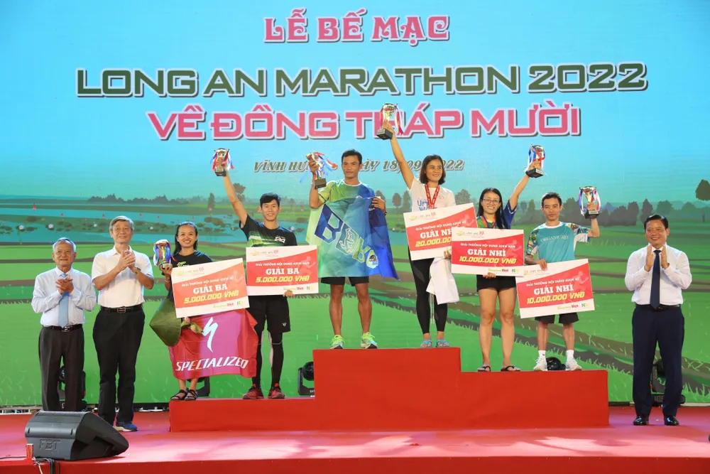 Ban tổ chức đã trao các giải thưởng cho các VĐV có thành tích xuất sắc. Ảnh: CTV Ban tổ chức đã trao các giải thưởng cho các VĐV có thành tích xuất sắc. Ảnh: CTV