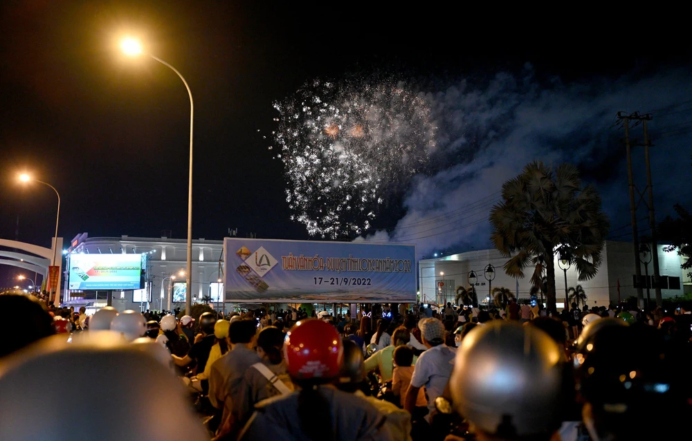 Dòng người nô nức đi xem bắn pháo hoa, đường phố Tân An kẹt cứng. Ảnh: HD