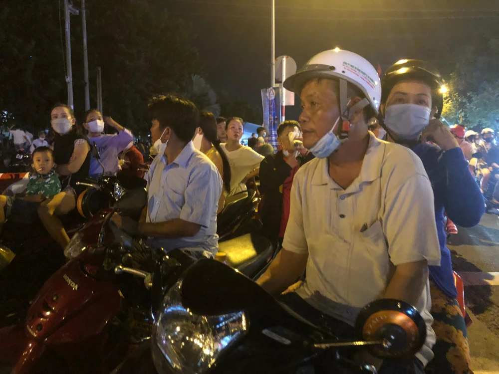 Ông Trần Văn Tuấn và vợ đến xem bắn pháo hoa từ rất sớm. Ảnh: HD