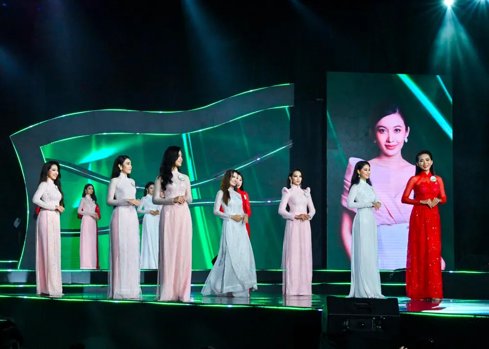 Các thí sinh biểu diễn trang phục áo dài trong đêm chung kết. Ảnh: HD