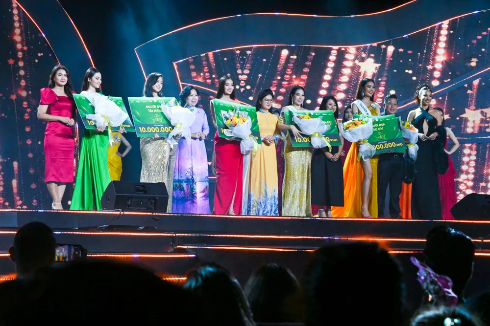 Ban tổ chức trao 6 giải thưởng phụ cho các thí sinh. Ảnh: HD