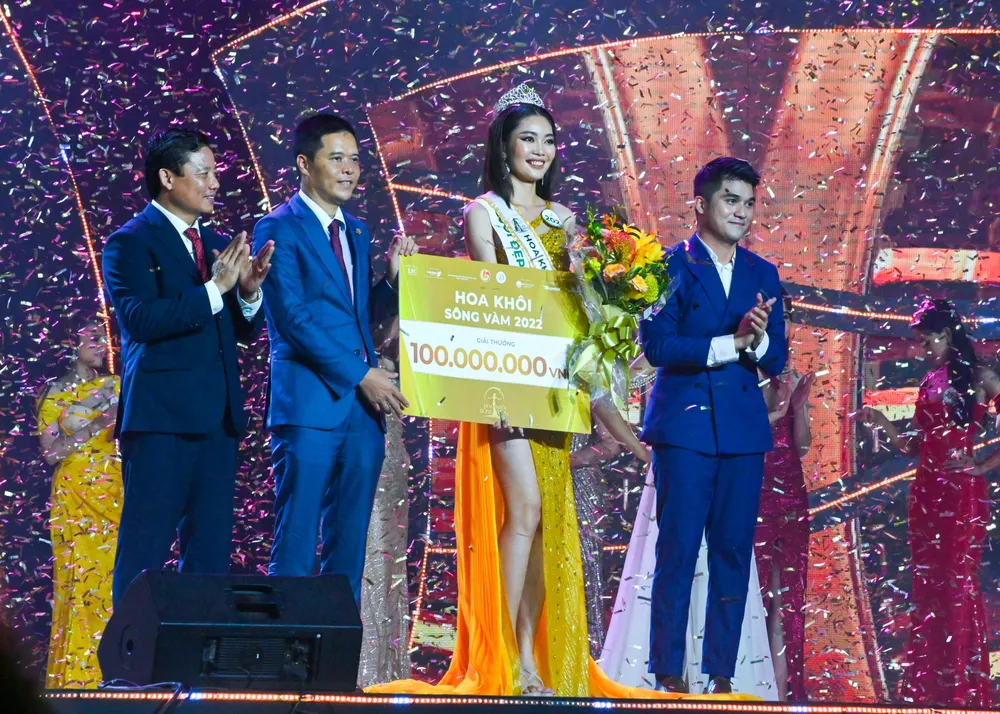 Thí sinh Huỳnh Đào Diễm Trinh đã xuất sắc đăng quang Hoa khôi Sông Vàm 2022. Ảnh: HD