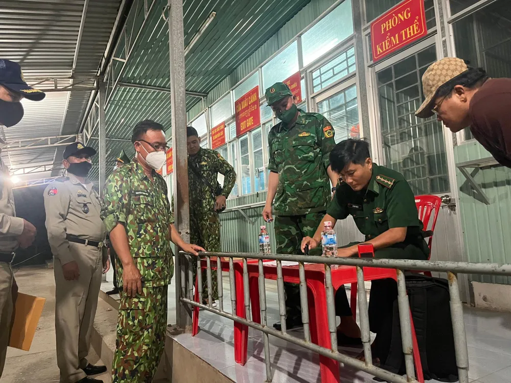 Lực lượng Đồn Biên phòng Mỹ Quý Tây tiếp nhận các công dân về nước vào tối 22-9. Ảnh: HD Lực lượng Đồn Biên phòng Mỹ Quý Tây tiếp nhận các công dân về nước vào tối 22-9. Ảnh: HD