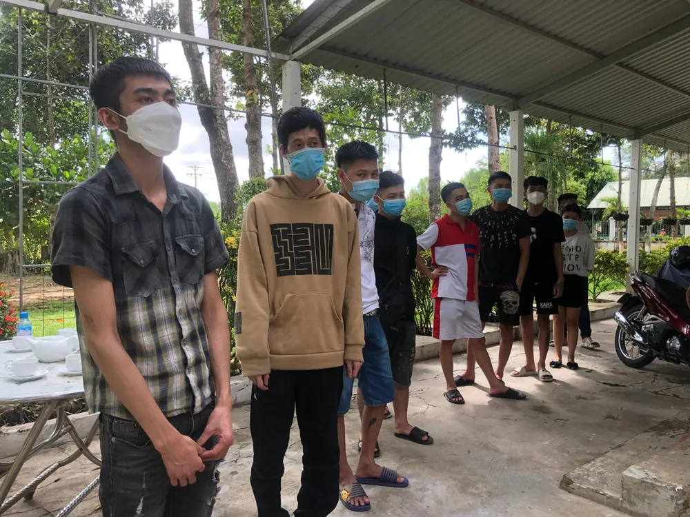 Các công dân trở về nước tại Đồn Biên phòng Mỹ Quý Tây. Ảnh: HUỲNH DU Các công dân trở về nước tại Đồn Biên phòng Mỹ Quý Tây. Ảnh: HUỲNH DU