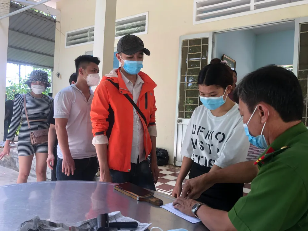 Lực lượng chức năng làm lại tất cả các thủ tục cho công dân bị mất giấy tờ. Ảnh: HUỲNH DU Lực lượng chức năng làm lại tất cả các thủ tục cho công dân bị mất giấy tờ. Ảnh: HUỲNH DU