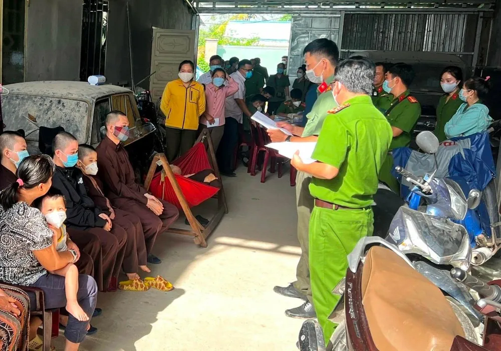 Cơ quan chức năng thực hiện quy trình lấy mẫu để giám định ADN của các cá nhân sống tại hộ bà Cúc. Ảnh: Congan.longan.gov.vn