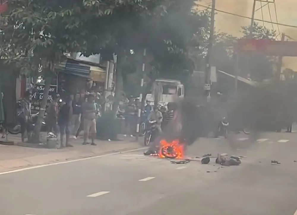 Hiện trường chiếc xe máy của em K bị cháy rụi. Ảnh: CTV