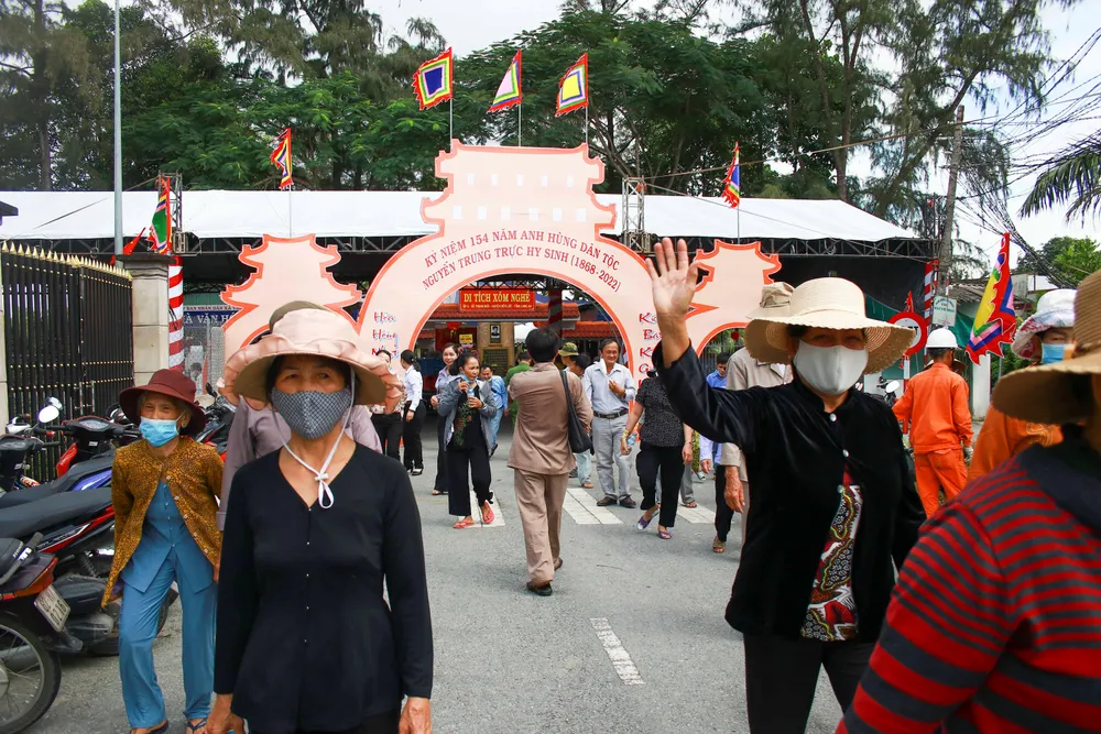 Du khách thập phương đổ đến viếng cụ Nguyễn Trung Trực ở Xóm Nghề. Ảnh: TIẾN BIN
