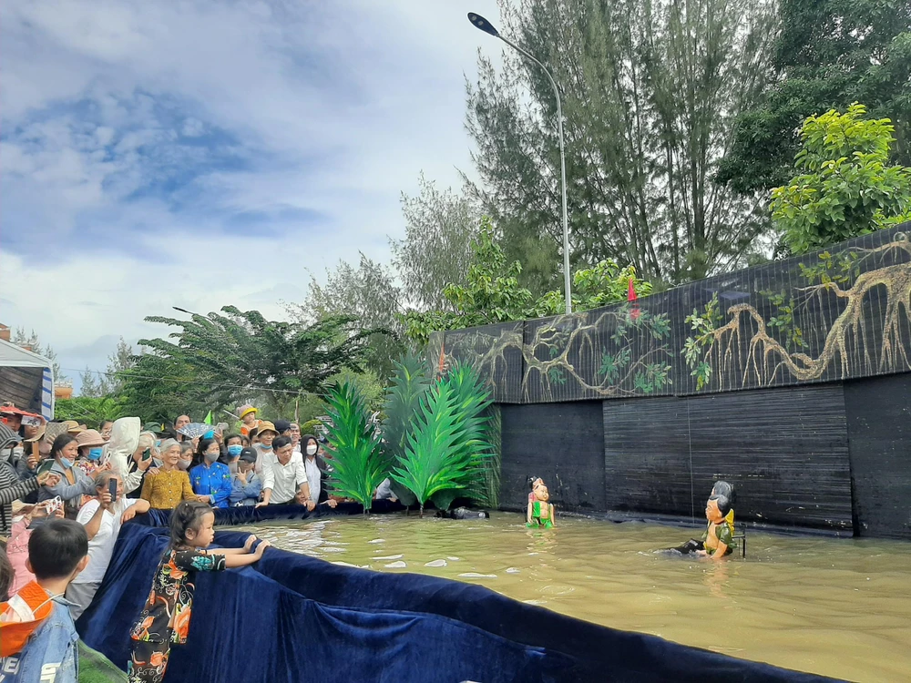 Người dân xem chương trình múa rối nước nói về Anh hùng Nguyễn Trung Trực tại lễ kỷ niệm ngày hy sinh của ông. Ảnh: HUỲNH DU