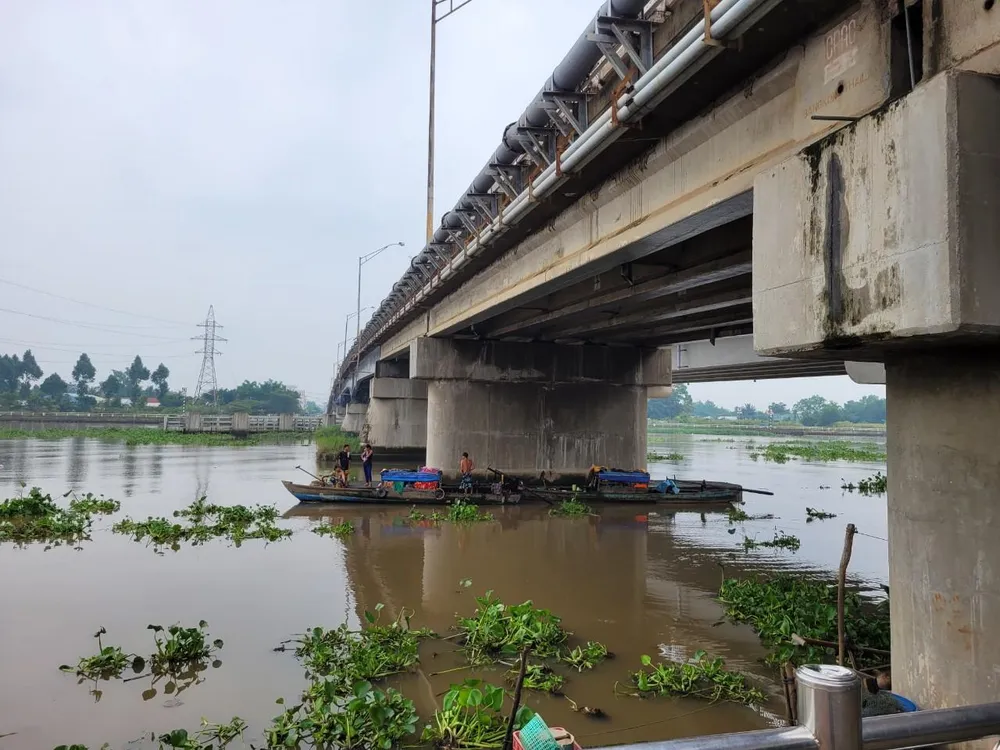Cầu Tân An nơi nạn nhân nhảy xuống sông Vàm Cỏ Tây mất tích. Ảnh: CTV
