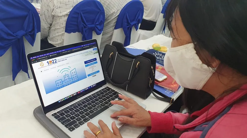 Người dân phản ánh kiến nghị đến chính quyền thông qua Tổng đài 1022. Ảnh: HUỲNH DU