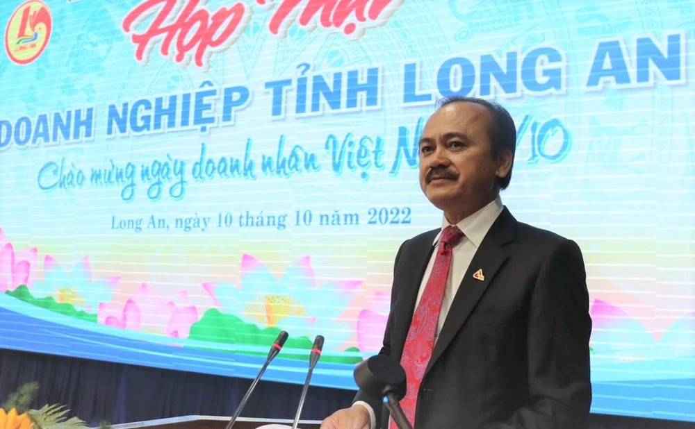 Chủ tịch Hiệp hội Doanh nghiệp tỉnh Long An Võ Quốc Thắng phát biểu tại buổi họp mặt. Ảnh: HUỲNH DU