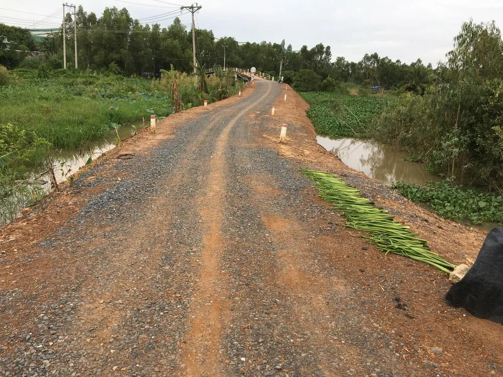 Tuyến đường đê bao bờ Bắc sông Vàm Cỏ Tây đã được khắc phục. Ảnh: CTV Tuyến đường đê bao bờ Bắc sông Vàm Cỏ Tây đã được khắc phục. Ảnh: CTV