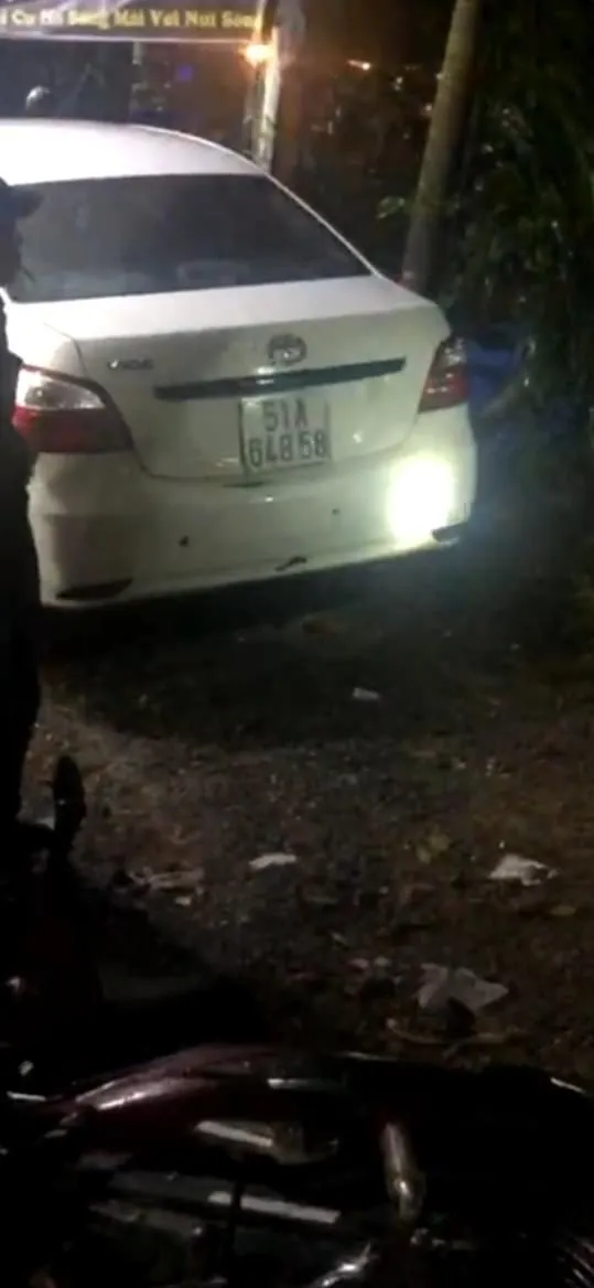 Xe ô tô bất ngờ lao vào đám tang, nhiều người bị thương ảnh 1 Xe ô tô bất ngờ lao vào đám tang, nhiều người bị thương ảnh 1