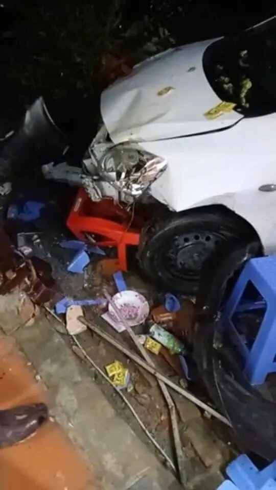 Xe ô tô đã bị hư hỏng phần đầu. Ảnh: CTV Xe ô tô đã bị hư hỏng phần đầu. Ảnh: CTV