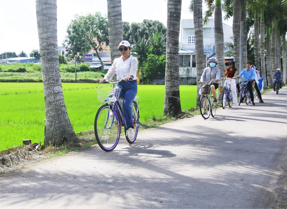 Dịch vụ du lịch của Tân Trụ được nhiều người biết đến với con đường hạnh phúc. Ảnh: HD Dịch vụ du lịch của Tân Trụ được nhiều người biết đến với con đường hạnh phúc. Ảnh: HD