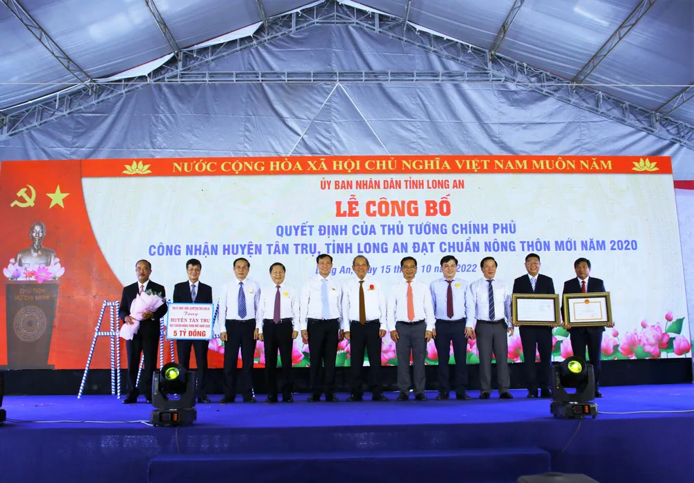 Huyện Tân Trụ được công nhận đạt chuẩn nông thôn mới. Ảnh: HUỲNH DU Huyện Tân Trụ được công nhận đạt chuẩn nông thôn mới. Ảnh: HUỲNH DU