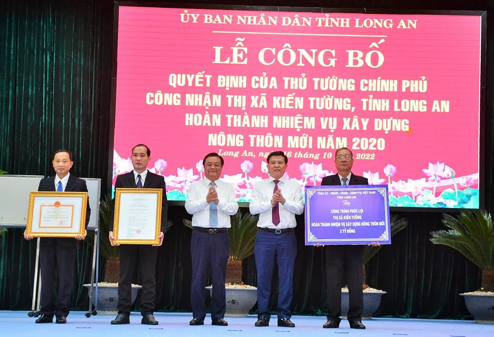 Bộ trưởng Nông nghiệp và Phát triển nông thôn Lê Minh Hoan trao Quyết định của Thủ Tướng Chính Phủ công nhận thị xã Kiến Tường, tỉnh Long An hoàn thành nhiệm vụ xây dựng nông thôn mới.Ảnh: HUỲNH DU
