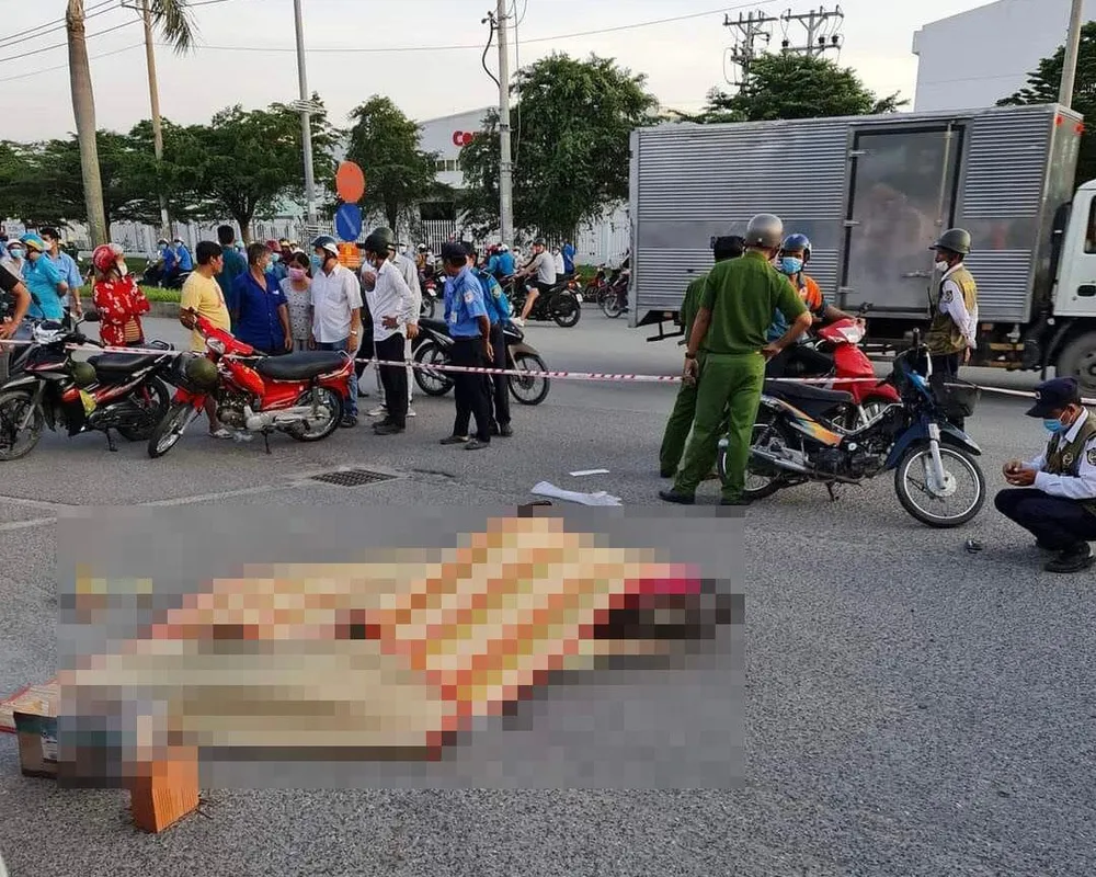 Hiện trường vụ tai nạn đã cướp đi mạng sống 3 mẹ con ở huyện Cần Giuộc. Ảnh: CTV