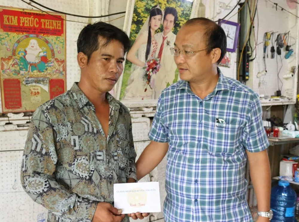 Chủ tịch UBND huyện Cần Giuộc - Nguyễn Anh Đức trao quà hỗ trợ cho gia đình nạn nhân. Ảnh: CTV Chủ tịch UBND huyện Cần Giuộc - Nguyễn Anh Đức trao quà hỗ trợ cho gia đình nạn nhân. Ảnh: CTV