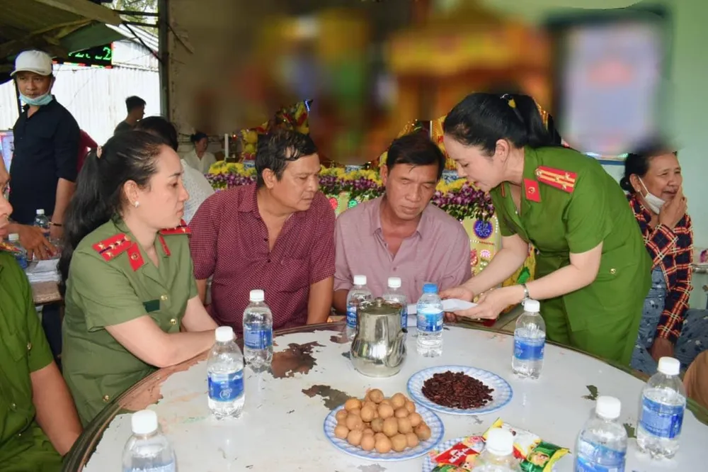 Ban ATGT huyện đến trao quà hỗ trợ cho gia đình chị Trương Thanh Thảo bị tai nạn giao thông tử vong. Ảnh: CTV Ban ATGT huyện đến trao quà hỗ trợ cho gia đình chị Trương Thanh Thảo bị tai nạn giao thông tử vong. Ảnh: CTV