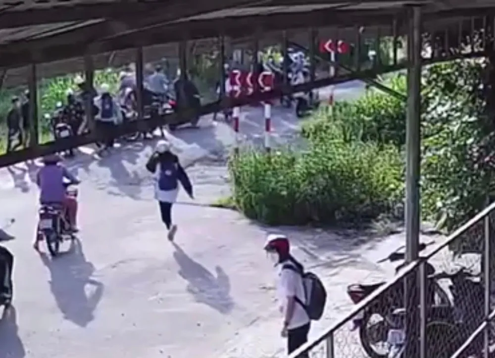 Hiện trường vụ đánh nhau được cắt từ clip. Ảnh: CACC