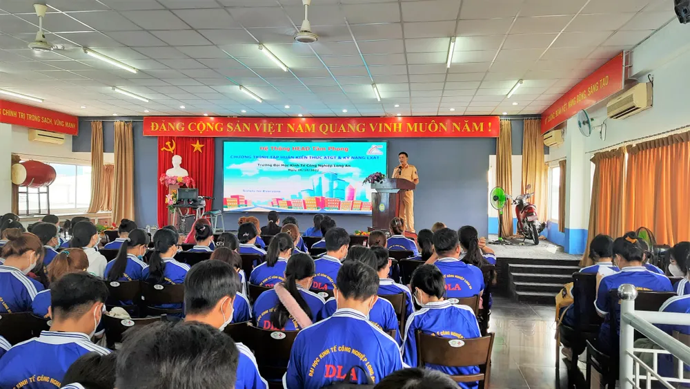 Các bộ Phòng Cảnh sát giao thông tỉnh Long An tuyên truyền về an toàn giao thông tại trường Đại học công nghiệp Long An. Ảnh: CTV