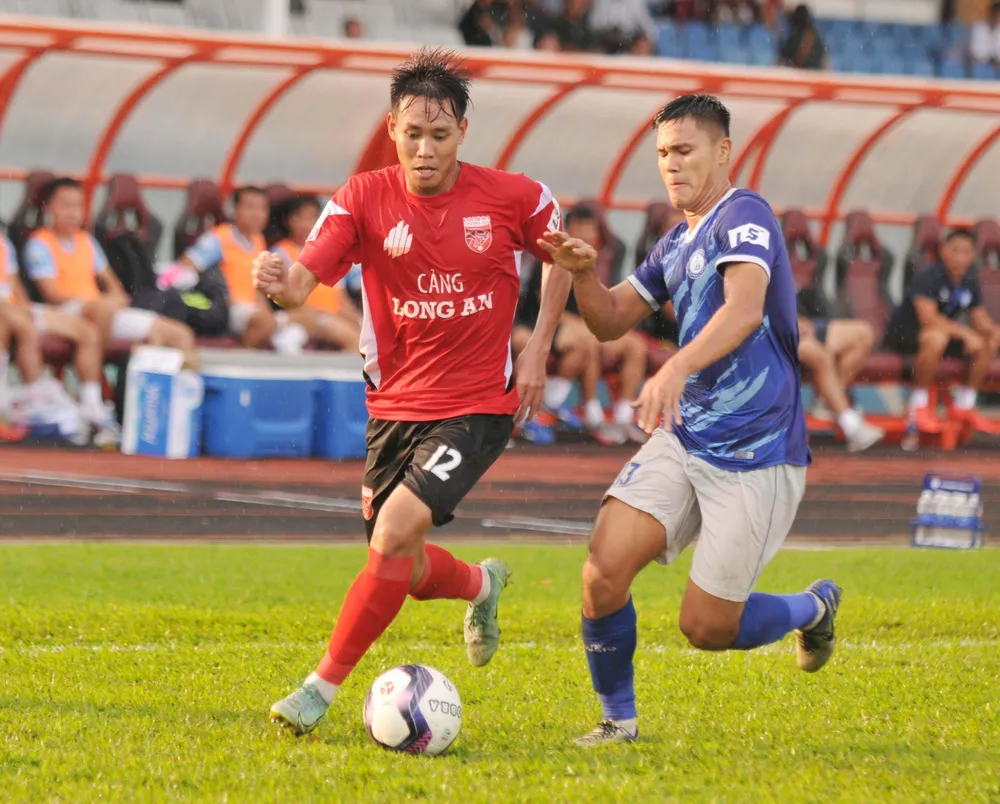 Cầu thủ Long An đã vùng lên để kiếm bàn thắng. Ảnh: TRẦN ANH TUẤN Cầu thủ Long An đã vùng lên để kiếm bàn thắng. Ảnh: TRẦN ANH TUẤN