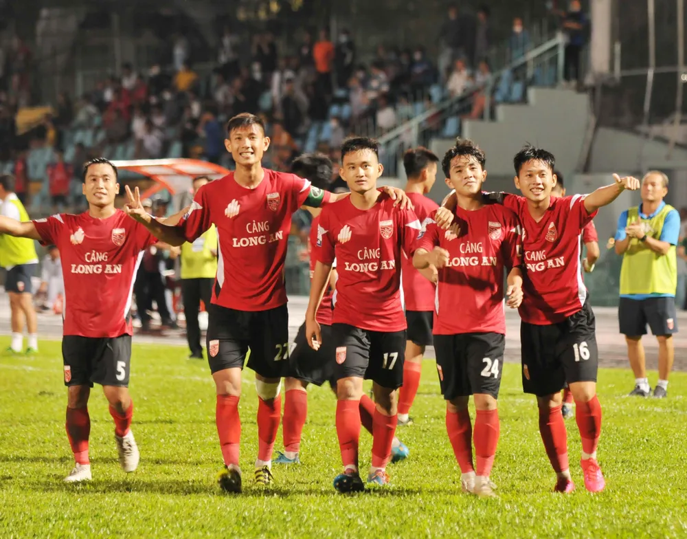 Cầu thủ Long An ăn mừng bàn thắng gỡ hòa 2-2 ở phút bù giờ thứ 6. Ảnh: ANH TUẤN TRẦN Cầu thủ Long An ăn mừng bàn thắng gỡ hòa 2-2 ở phút bù giờ thứ 6. Ảnh: ANH TUẤN TRẦN