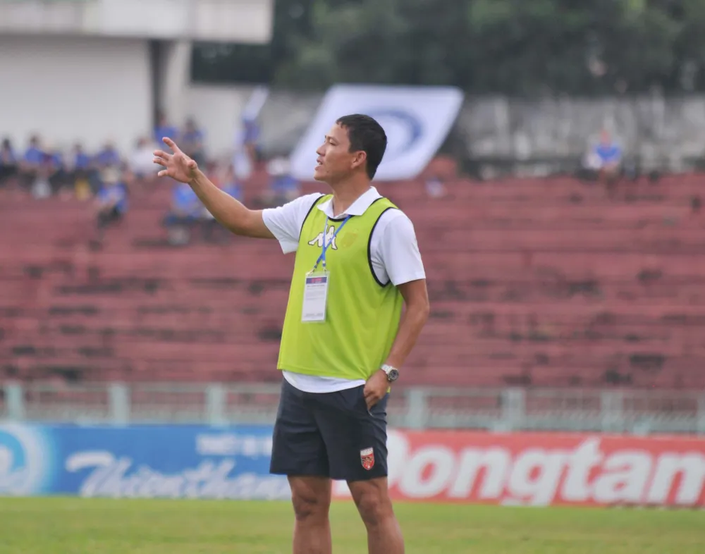 Trợ lý HLV Nguyễn Anh Đức yêu cầu các cầu thủ Long An tăng cường sức ép lên đội khách Khánh Hòa. Ảnh: TRẦN ANH TUẤN Trợ lý HLV Nguyễn Anh Đức yêu cầu các cầu thủ Long An tăng cường sức ép lên đội khách Khánh Hòa. Ảnh: TRẦN ANH TUẤN