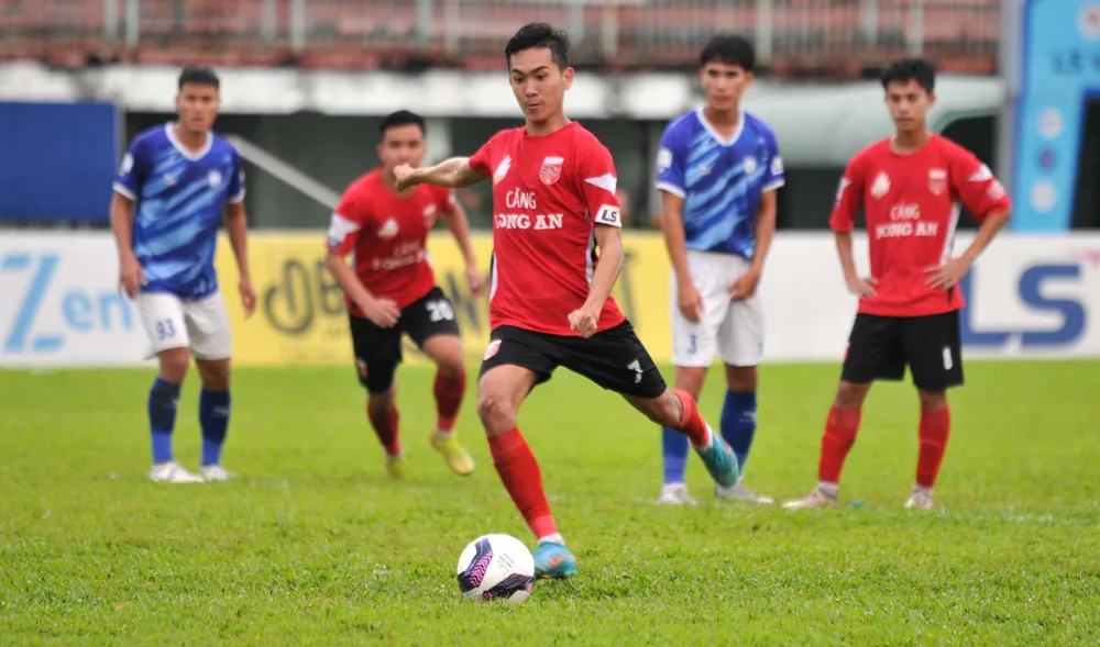 Cầu thủ Đoàn Hải Quân thực hiện thành công quả 11m rút ngắn tỷ số còn 1-2 cho đội chủ nhà. Ảnh: TRẦN ANH TUẤN Cầu thủ Đoàn Hải Quân thực hiện thành công quả 11m rút ngắn tỷ số còn 1-2 cho đội chủ nhà. Ảnh: TRẦN ANH TUẤN