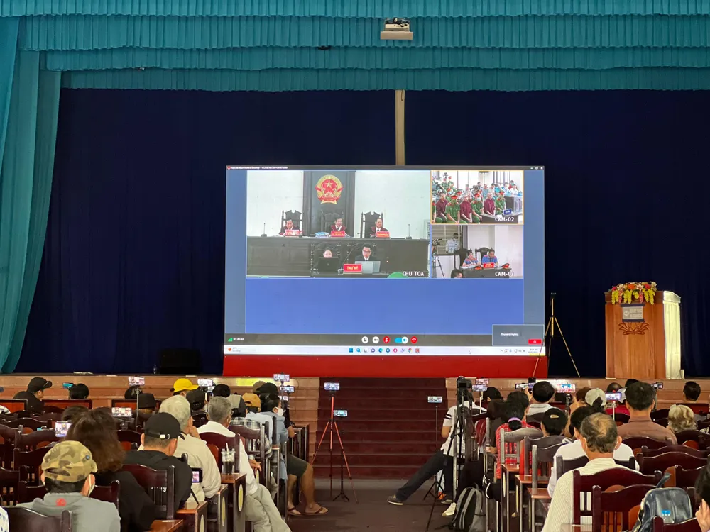 Người dân đến theo dõi qua màn hình lớn tại Trung tâm Văn hóa, Thông tin và Truyền thanh TP. Tân An. Ảnh :HUỲNH DU